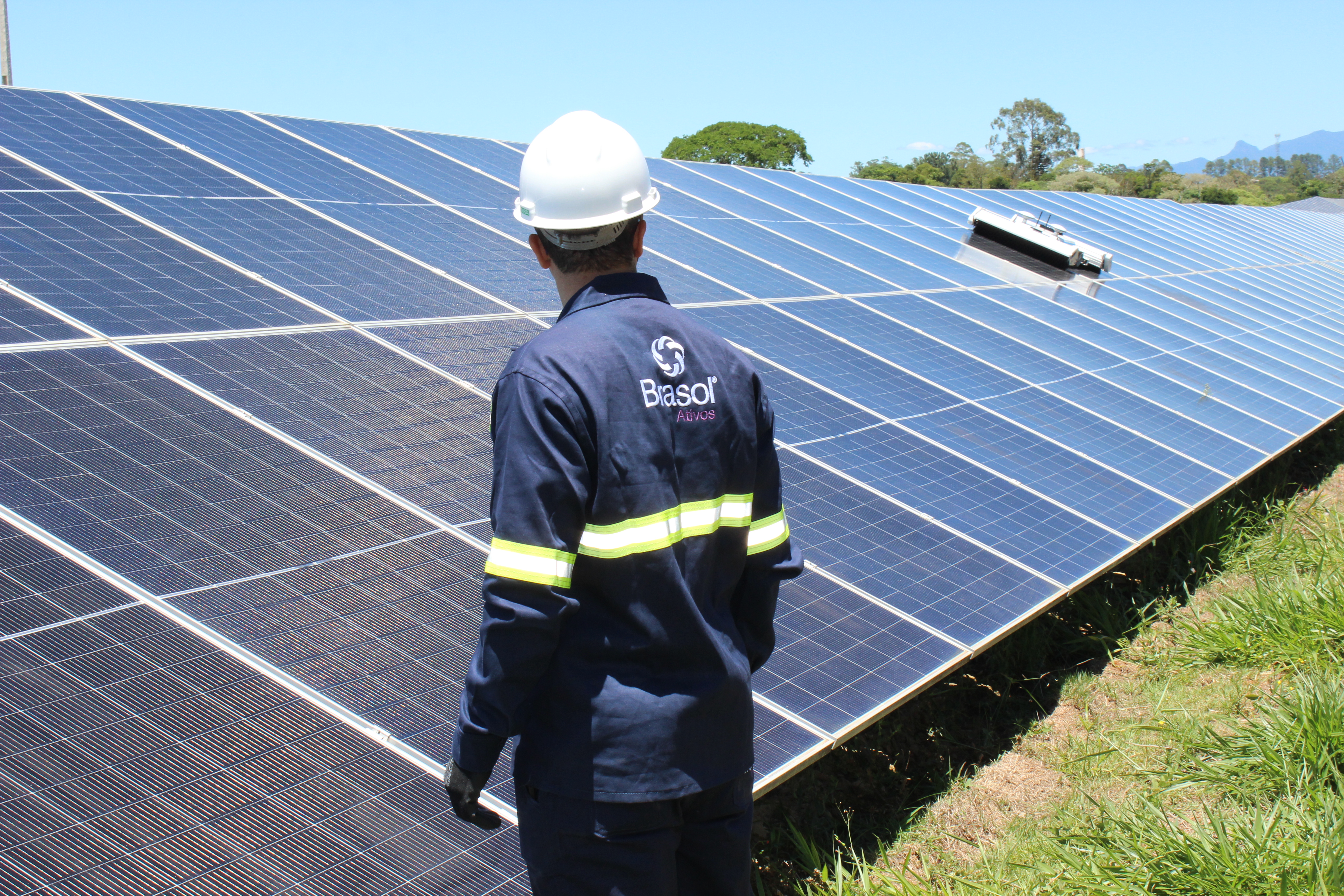 Técnico da Brasol Ativos em usina de energia renovável